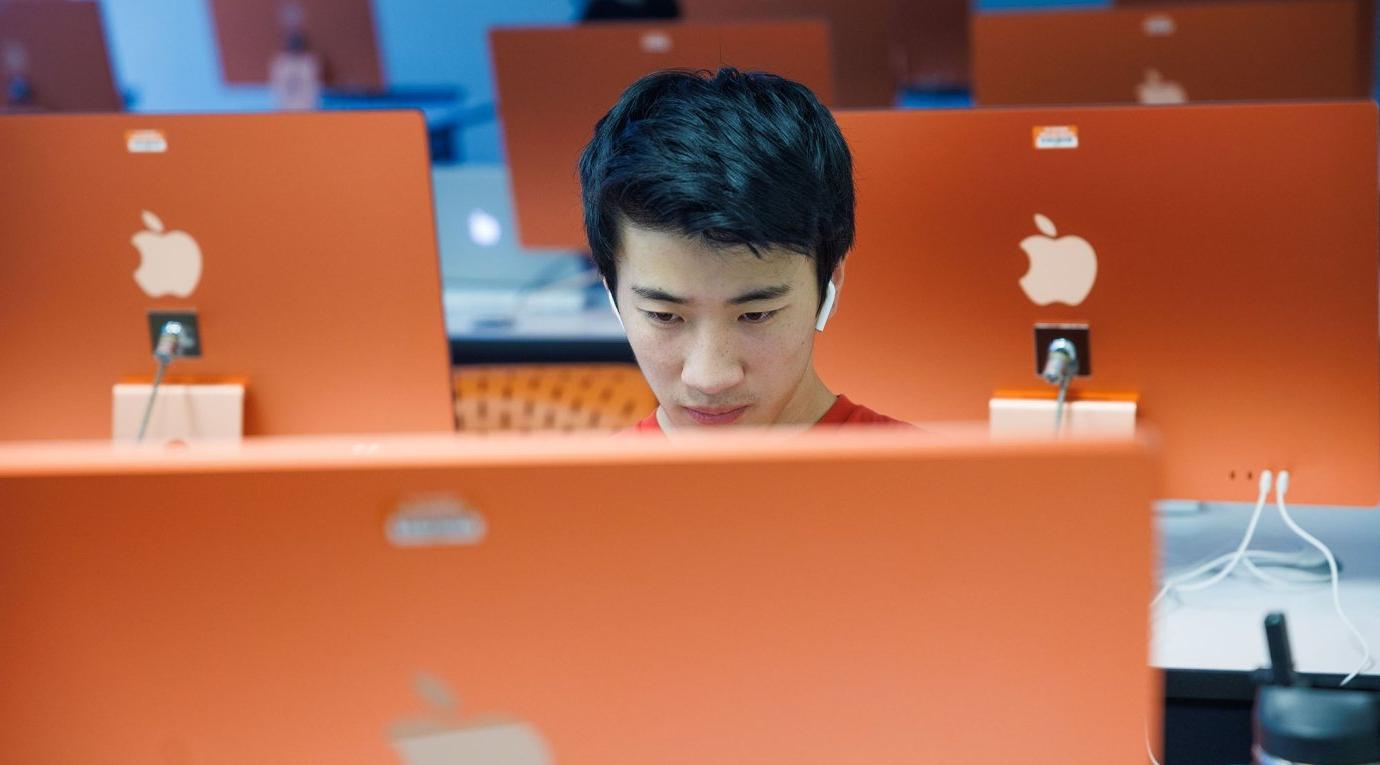 A Pitzer student works on a computer in the Pitzer Mac Lab